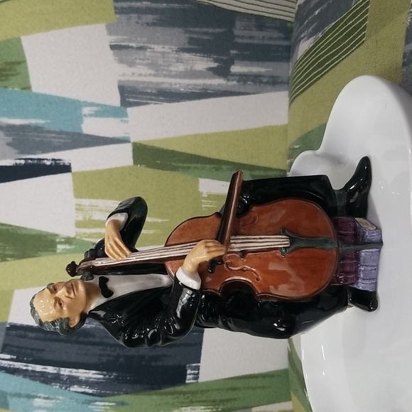 🎶Rare Royal Doulton Cellist Figurine In Excellent Condition🎶Made In England - Picture 1 of 17